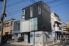 狭小地に建つ木造三階建て住宅
